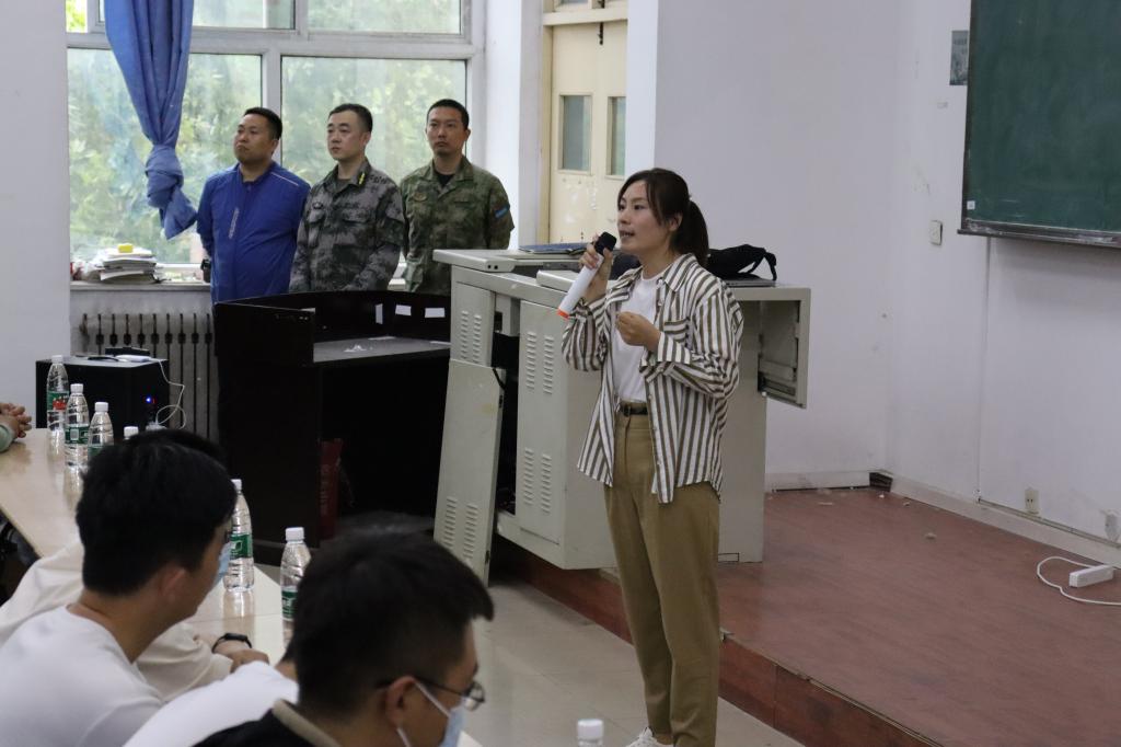 吴政委深入浅出地讲解了征集大学毕业生