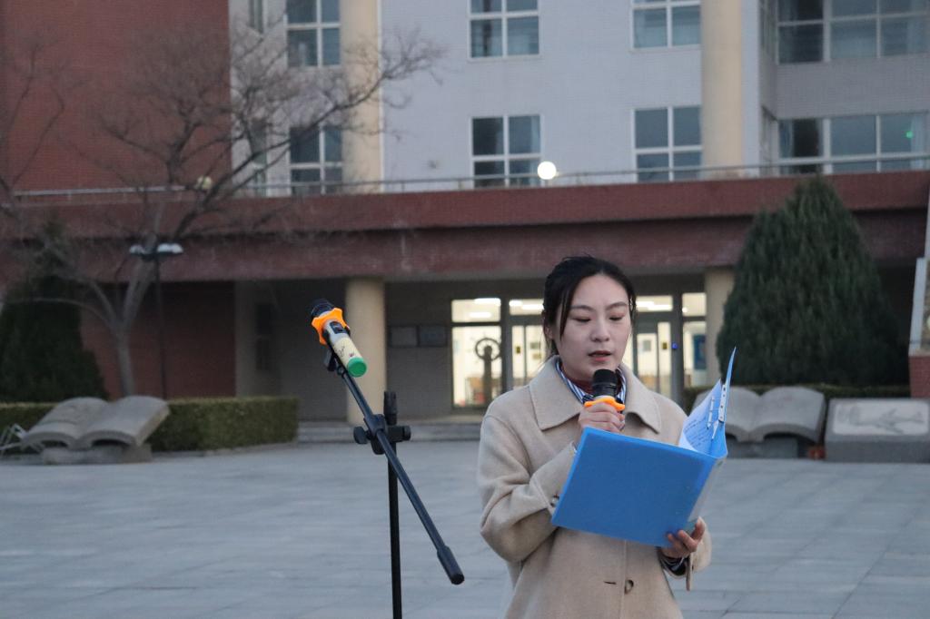 15在图书馆南侧组织开展了2022级